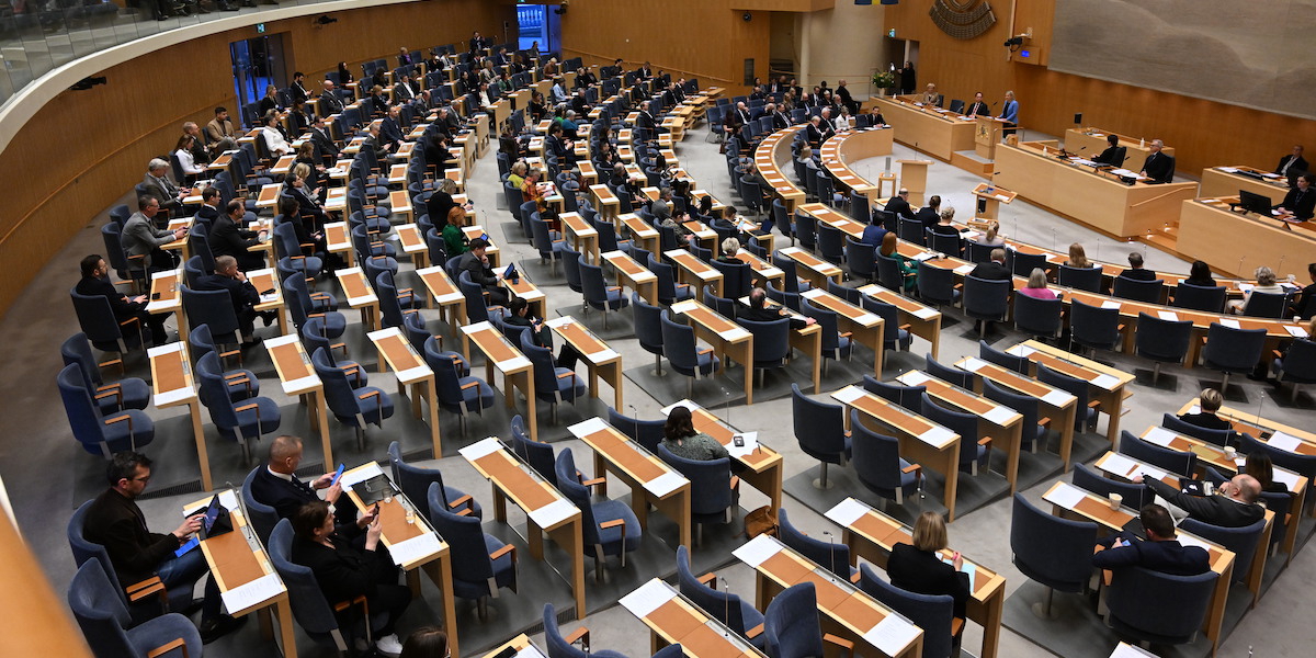 Översikt av riksdagens plenisal när Socialdemokraternas partiledare Magdalena Andersson(S) talar under partiledardebatten.