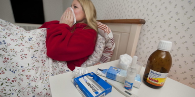 En sjuk kvinna ligger i en säng. I Spanien kostade sjukfrånvaron över 179 miljarder kronor 2024 och nu sneglar de på hur sjukskrivningar fungerar i Sverige.