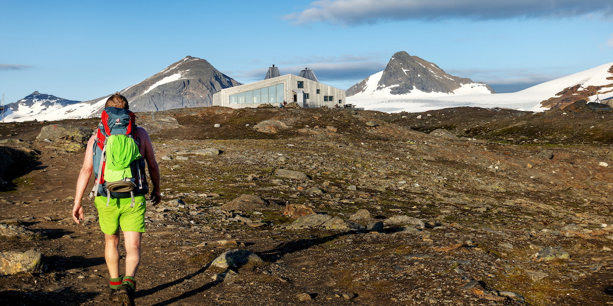 En man fjällvandrar i Norge. Den norska kronan har stärkts mot den svenska så i år blir det dyrare för svenskar som vill fjällvandra i Norge