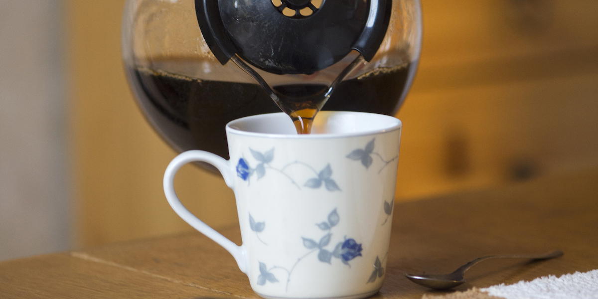 Kaffe hälls upp i en kopp.