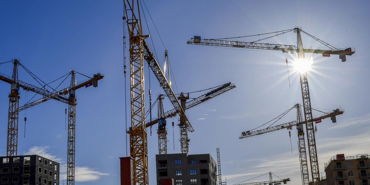 Solen tittar fram på byggmarknaden. Arkivbild.