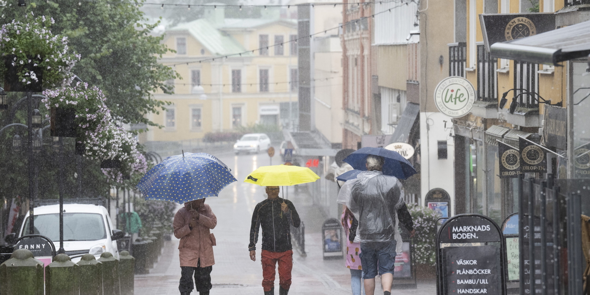 Turister i ett regnigt Härnösand. Arkivbild. 