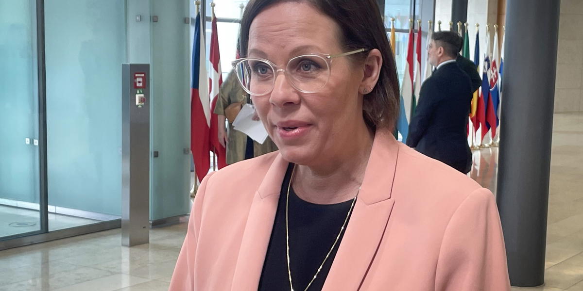 Utrikesminister Maria Malmer Stenergard på väg in till tisdagens EU-möte i Luxemburg.