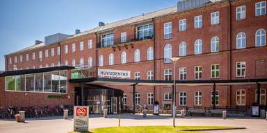 Bilden visar huvudentrén Skaraborgs Sjukhus Lidköping, som har öppnat en en VIP-mottagning för sköra äldre och det har lett till färre sjukhusinläggningar, färre besök på akutmottagningen och färre ambulanstransporter för den här patientgruppen.