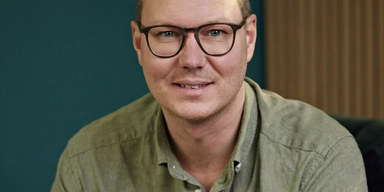 Tibbers medgrundare Daniel Linden, han säger att tibber ser hembatterier som en central del av framtidens energisystem, där hushåll både kan sänka sina kostnader och bidra till ett mer robust elsystem