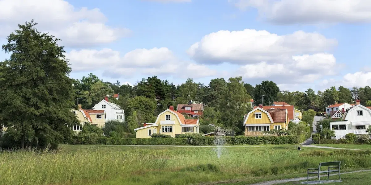 Villor i ett lummigt villaområde. Fastighetsbyrån har kartlagt vad bostäder kostar i de 50 svenska kommuner som har lägst antal anmälda brott.