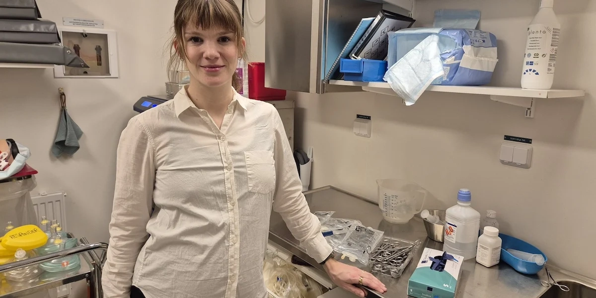 Linn Hemberg, hennes forskning pekar ut engångsprodukter som den största anledningen till den svenska sjukvårdens klimatutsläpp, i ett materialförråd som detta finns alltså en stor del av sjukvårdens klimatpåverkan.