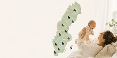 En svensk karta med barnvagnar och en mamma håller upp en bebis. Barnafödandet i Sverige har sjunkit till en ny bottennivå, men det finns tydliga lokala skillnader och i vissa kommuner föds betydligt fler barn.