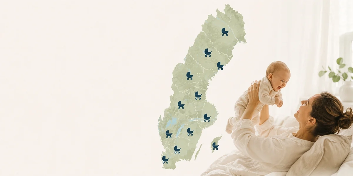 En svensk karta med barnvagnar och en mamma håller upp en bebis. Barnafödandet i Sverige har sjunkit till en ny bottennivå, men det finns tydliga lokala skillnader och i vissa kommuner föds betydligt fler barn.