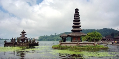 Vattentemplet Ulun Danu på ön Bali, som ligger i ett land som det är billigt att resa till nu.