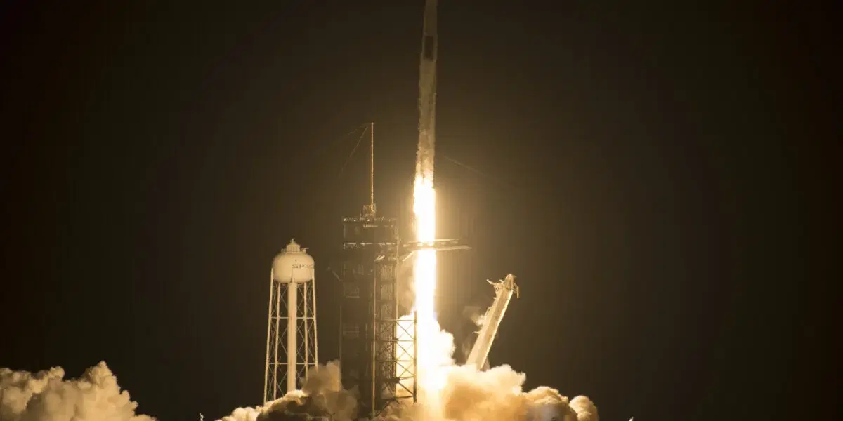 En Space X-raket lyfter från Kennedy Space Center i Florida. Arkivbild.