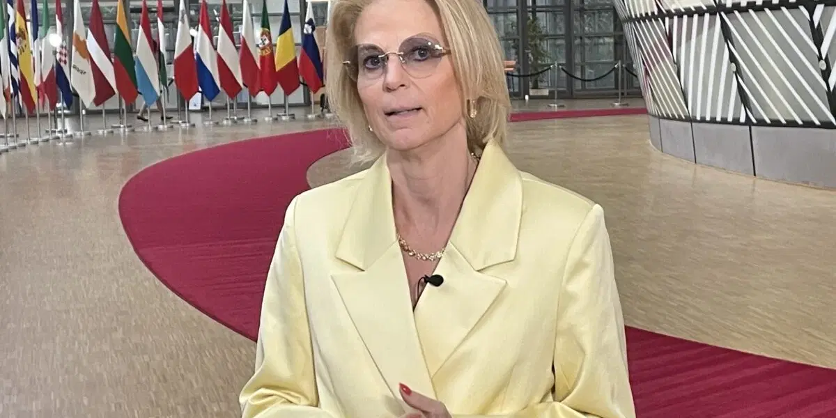 Finansminister Elisabeth Svantesson på väg in till tisdagens EU-möte i Bryssel.