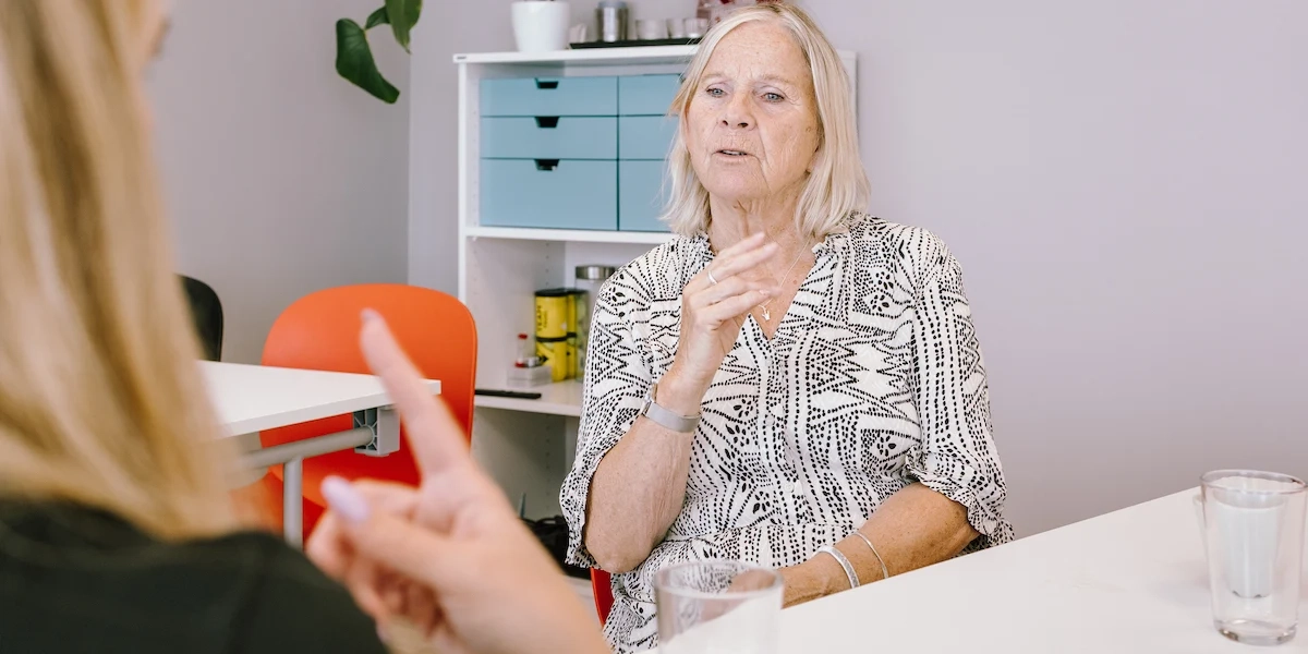 Rita Ingvarsson, förbundsordförande i Sveriges Dövas Pensionärsförbund. En en ny lag ställer krav på kunskaper i svenska för personal som arbetar inom äldreomsorgen, inom Äldreomsorghslyftet har kommuner utbildat personal i svenska och något av de nationella minoritetsspråken, men inte i teckenspråk.