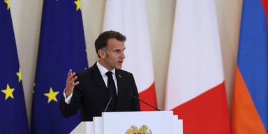 Frankrikes president Emmanuel Macron under ett besök i Armeniens huvudstad Jerevan.