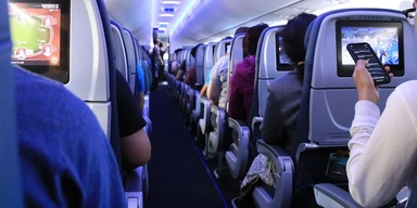 Passagerare i ett flygplan. Störande beteende bland flygpassagerare har ökat de senaste åren, och för att komma tillrätta med det gör den svenska luftfartsbranschen en gemensam satsning under sommaren och ber passagerare sätta sig själva i flygplansläge och inte bara mobiltelefonen.