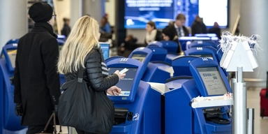 Passagerare vid incheckningsautomaterna på Kastrup 2020. Arkivbild.