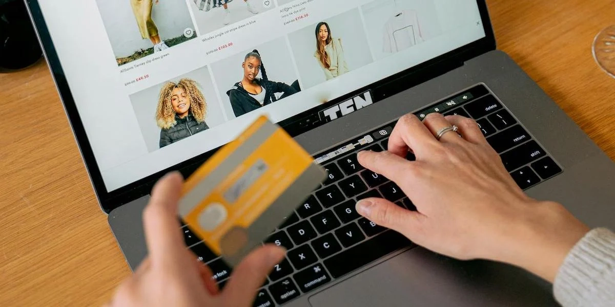 Någon handlar på webben. Allt fler e-handlare använder dynamiska priser och övervakar vad du gör på deras webbplats för att kunna ändra sina priser.