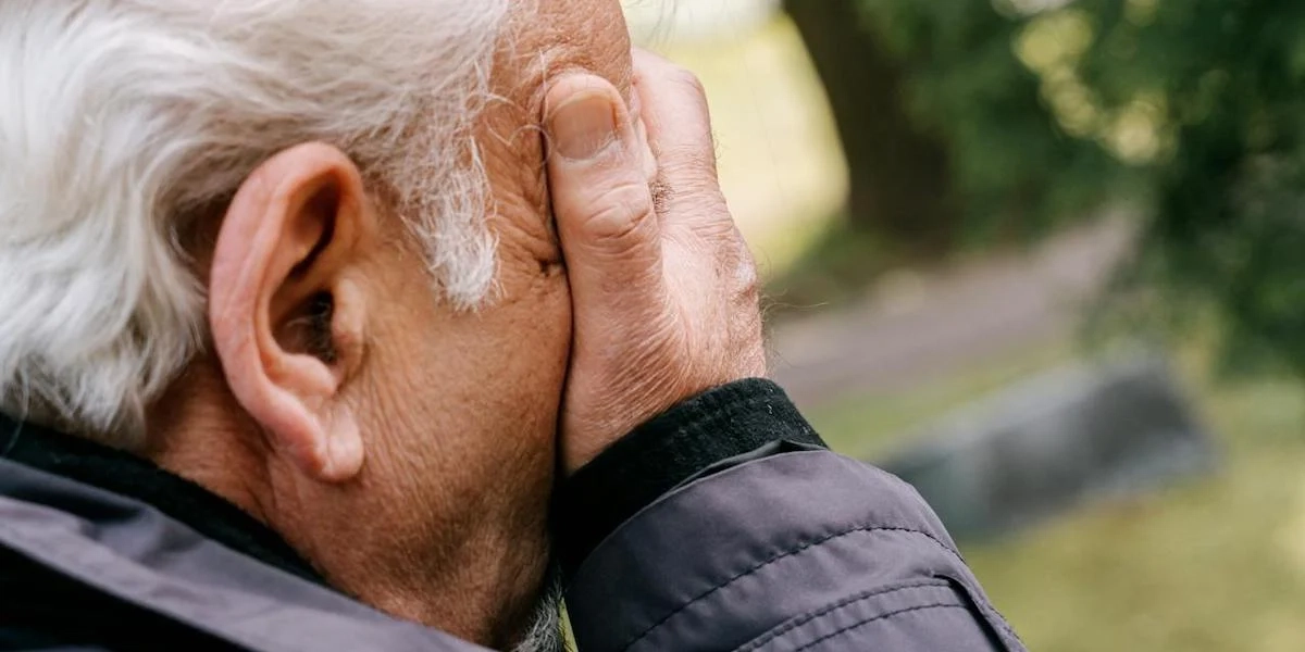 En man är förtvivlad. De boende på äldreboendet Margaretas park är upprörda och känner sig överkörda när på grund av en enormt stor hyreshöjning som kommer påverka deras ekonomi. Personen på bilden har ingenting med texten att göra.