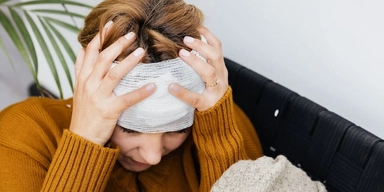 En kvinna har migrän. Wegovy hjälper kvinnor att gå ned i vikt under alla faser av klimakteriet och förbättrar även migrän, depression och klimakterierelaterade symtom, det visar studier.