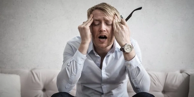 En man har ett problem. En självutvecklingscoach delger fyra vetenskapligt stödda strategier som visar hur du tränar om din hjärna att bli en bättre problemlösare.