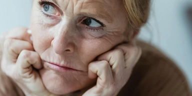 En kvinna funderar. Det sägs ofta att 55-plussare har svårt att få nytt jobb och var femte person som är inskriven på Arbetsförmedlingen är i dag över 55 år, men är uppfattningen om åldersdiskrimineringen på arbetsmarknaden överdriven?