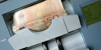 Pengar i en bankomat. Ett EU-land håller på och byter ut sina gamla klassiska bankomater mot nya moderna automater som kan sköta fler bankärenden än att ta ut kontanter.