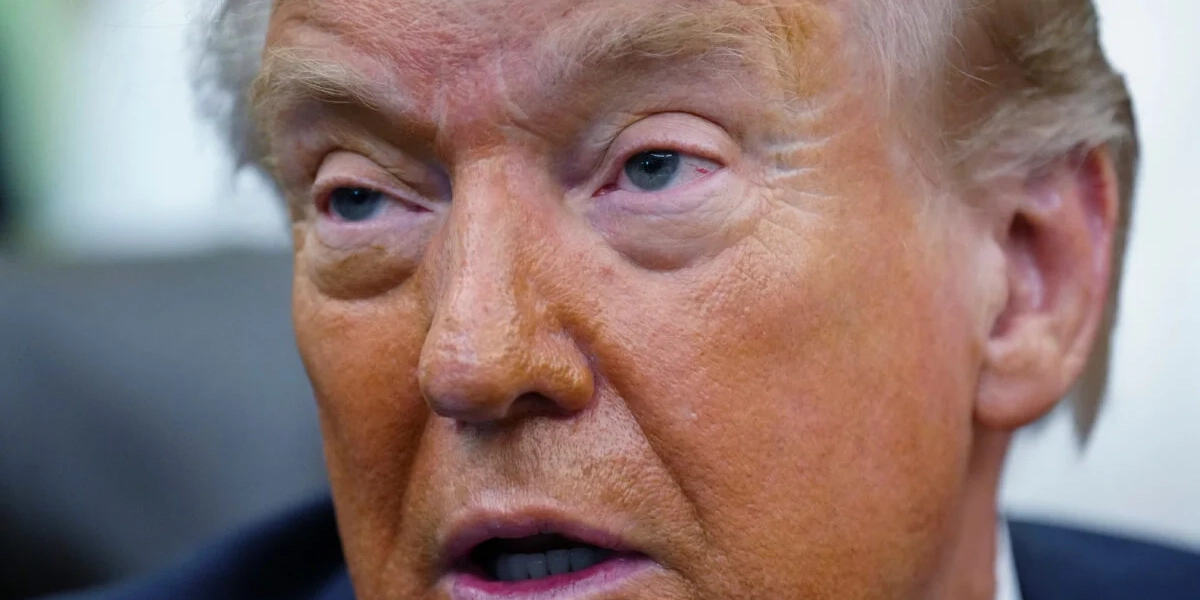 President Donald Trump stoppar insatsen i Hormuzsundet. Bild från tisdagen.