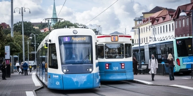 Priset på månadskort ska halveras, enligt regeringen.