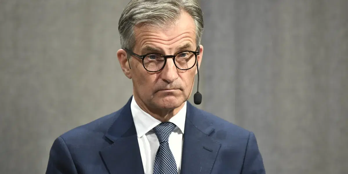 Riksbanken, med chefen Erik Thedéen, varnar för krigseffekter som utgör risker för den finansiella stabiliteten. Arkivbild.