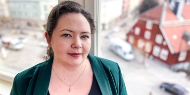 Sara Wittberg, äldreforskare och doktorand vid Linköpings universitet, hon föreslår att staten bestämmer en tydlig lägstanivå för vilken äldreomsorg kommuner ska vara skyldiga att erbjuda.