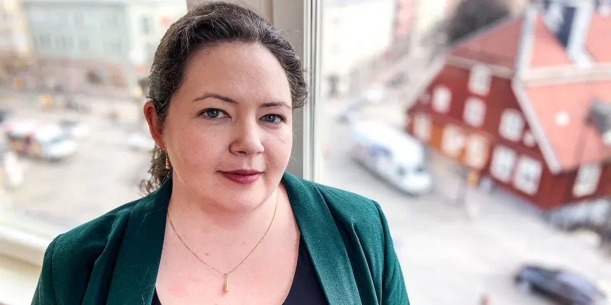 Sara Wittberg, äldreforskare och doktorand vid Linköpings universitet, hon föreslår att staten bestämmer en tydlig lägstanivå för vilken äldreomsorg kommuner ska vara skyldiga att erbjuda.