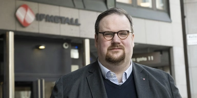 Fackförbundet IF Metalls avtalssekreterare Simon Petersson, han säger att förbundet har blockerat utlandsarbete för Teslas svenska bolag TM Swedens personal, som enligt sina anställningsavtal har en skyldighet att arbeta utomlands.