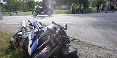 En motorcykel som har krockat med en bil. När våren lockar ut fler motorcyklister på vägarna ökar antalet mc-relaterade olyckor.