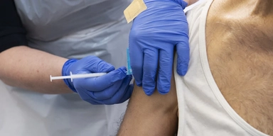 En man får vaccin. Österåkers kommun vill erbjuda gratis bältrosvaccin till alla sina kommuninvånare som är 69 år eller äldre