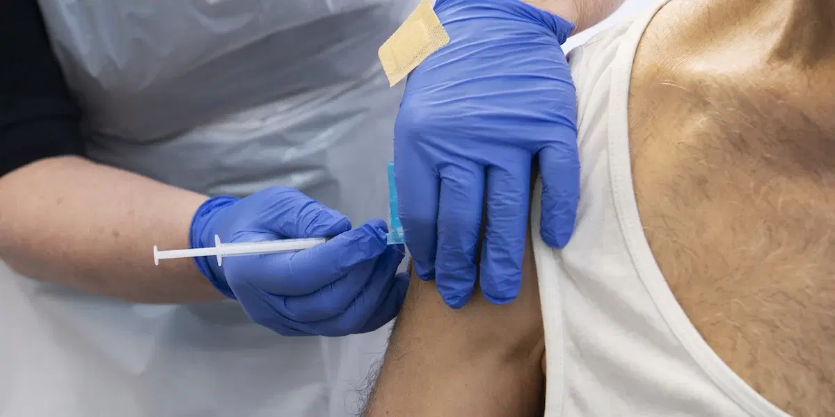 En man vaccineras. I två studier har forskare vid Karolinska institutet visat att genetiken påverkar hur du svarar på vaccin och på infektioner.