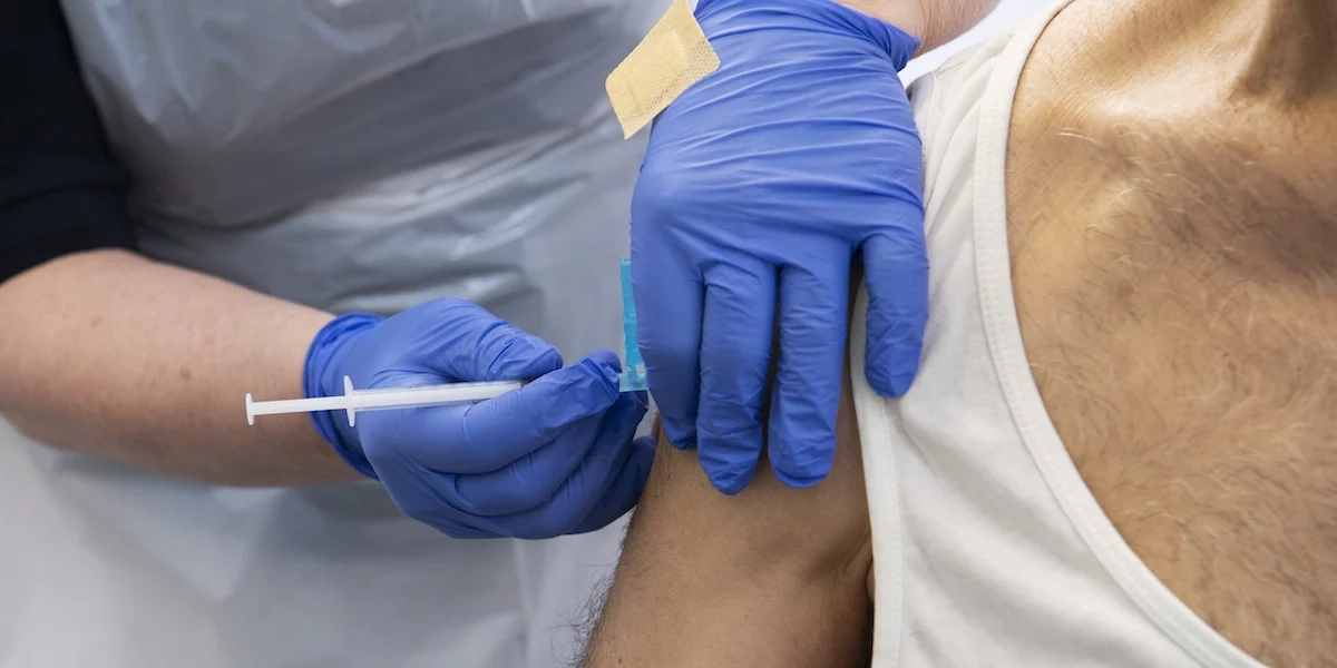 En man vaccineras. I två studier har forskare vid Karolinska institutet visat att genetiken påverkar hur du svarar på vaccin och på infektioner.