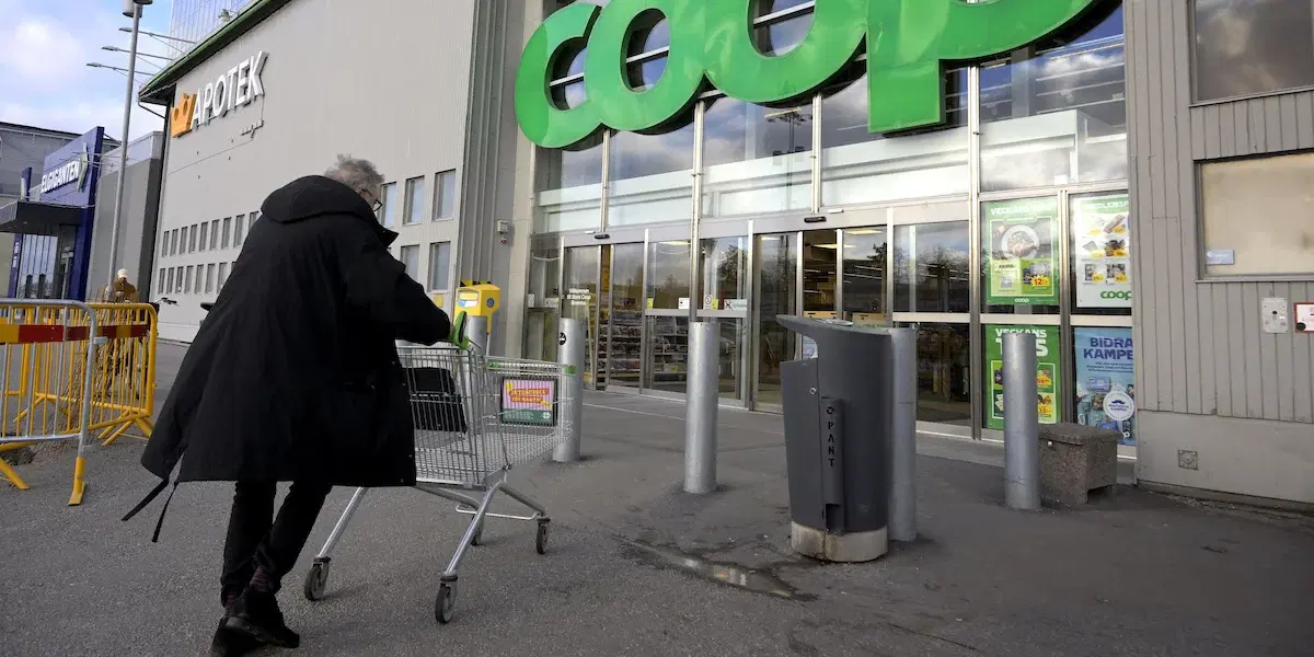 En man på väg in i en livsmedelsbutik. Svenskarna oroar sig fortsatt för sin privatekonomi och en undersökning visar att det är de löpande levnadskostnaderna, som mat, el och vardagsshopping, som oroar mest.