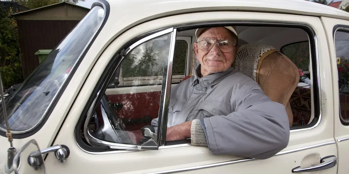 En 90-årig man i en bil. Ett EU-land har bestämt att 70-plussare inte längre behöver betala fordonsskatt. Mannen på bilden körde fortfarande bil när han var 90 år och har ingenting med texten att göra.