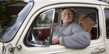 En 90-årig man i en bil. Ett EU-land har bestämt att 70-plussare inte längre behöver betala fordonsskatt. Mannen på bilden körde fortfarande bil när han var 90 år och har ingenting med texten att göra.