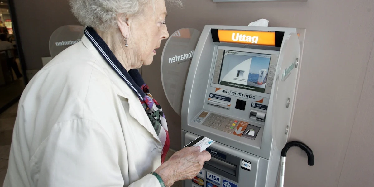 En pensionär ska ta ut påengar. Pensionärer verkar inte kunna räkna med att få några extra pengar från gasen i pensionssystemet under de närmaste tre åren.