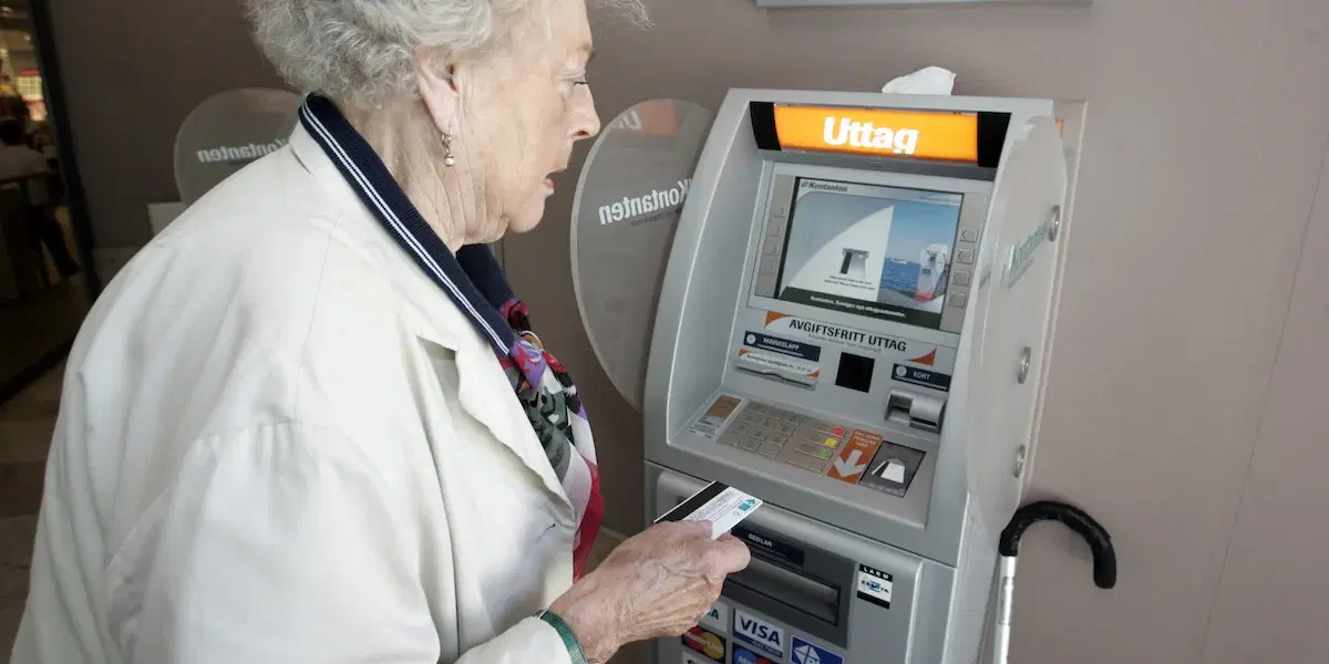 En pensionär ska ta ut påengar. Pensionärer verkar inte kunna räkna med att få några extra pengar från gasen i pensionssystemet under de närmaste tre åren.