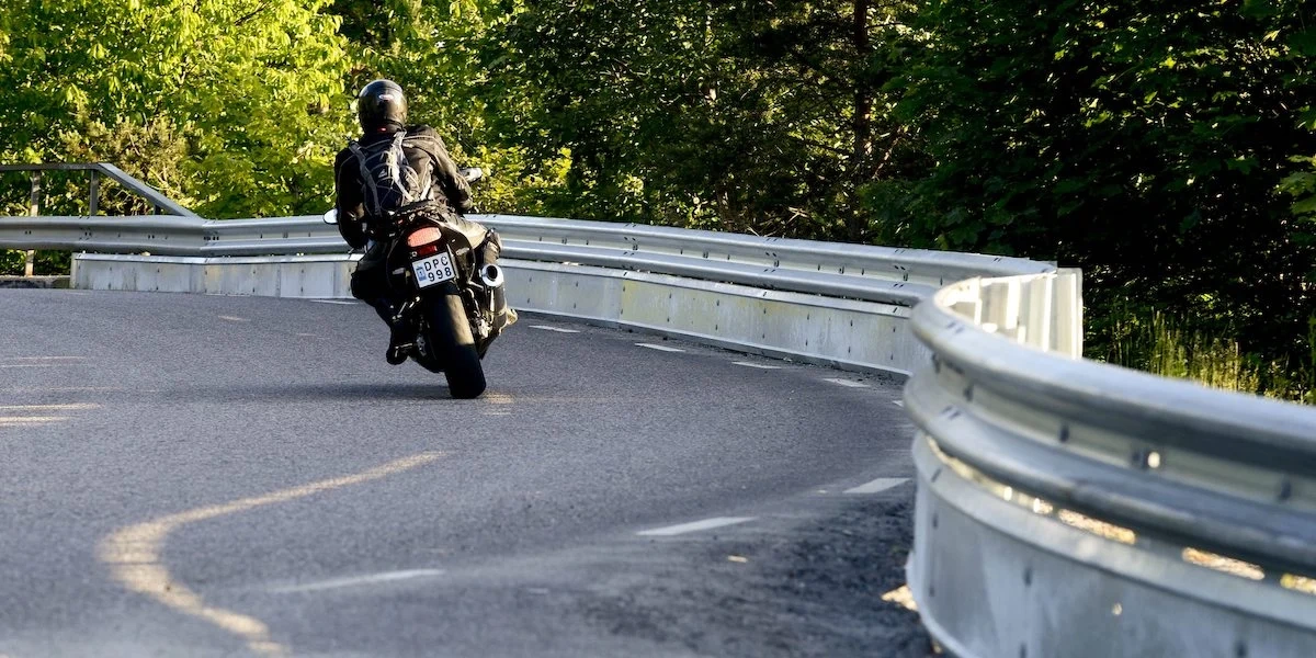 En motorcyklist. I sommar ska en speciell vägmarkering testas i Norge för att guida motorcytklister genom farliga kurvor. Om det visar sig fungera bra kan det kanske vara något för Sverige att ta efter?