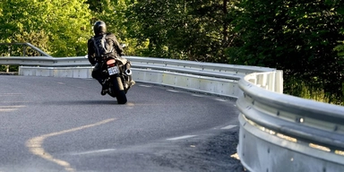 En motorcyklist. I sommar ska en speciell vägmarkering testas i Norge för att guida motorcytklister genom farliga kurvor. Om det visar sig fungera bra kan det kanske vara något för Sverige att ta efter?