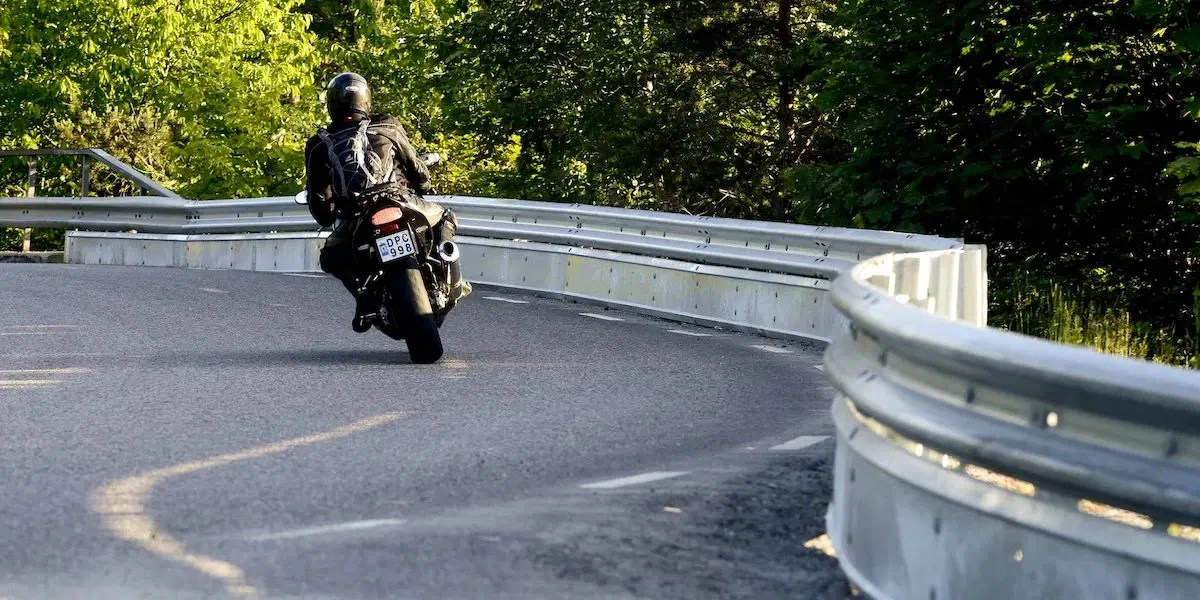 En motorcyklist. I sommar ska en speciell vägmarkering testas i Norge för att guida motorcytklister genom farliga kurvor. Om det visar sig fungera bra kan det kanske vara något för Sverige att ta efter?