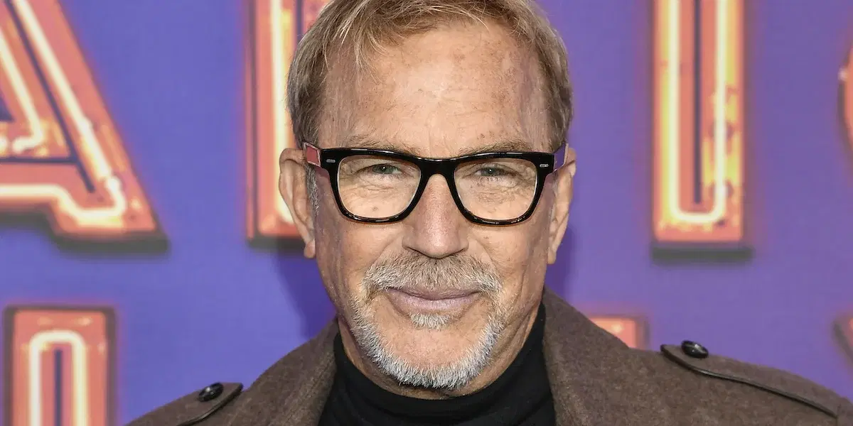 Kevin Costner i februari 2025, i ett bedrägeri lurades en kvinna tro att hon chattade med den kända skådespelaren och betalade tusentals kronor för att få träffa honom.