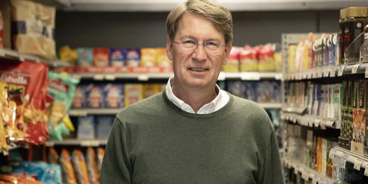 Matpriskollens vd och grundare Ulf Mazur, han säger att matpriserna sjönk i april och att sänkningen för en genomsnittlig svensk barnfamilj innebär en lättnad i den månatliga matbudgeten med cirka 500 kronor.