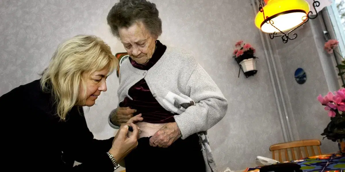 En undersköterska jobbar i hemtjänsten. En ny lägesbild från Socialstyrelsen visar att andelen äldre som får hemtjänst minskar, trots den åldrande befolkningen.