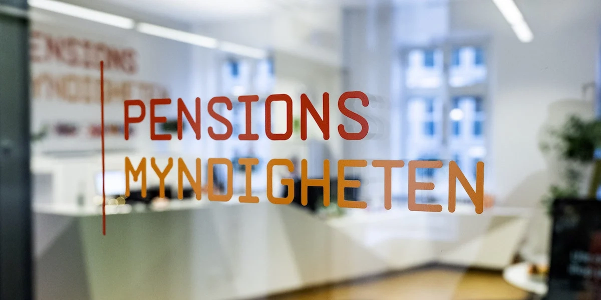 Pensionsmyndighetens logga på ett fönsterglas. I år blir fondrabatter och arvsvinster, med avdrag för premiepensionsavgifter, 8,2 miljarder kronor som Pensiopnsmyndigheten sätter in på premiepensionskontona.