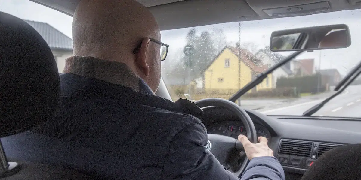 En man kör bil. Det finns flera medicinska tillstånd och sjukdomar som kan leda till att du får ditt körkort indraget.