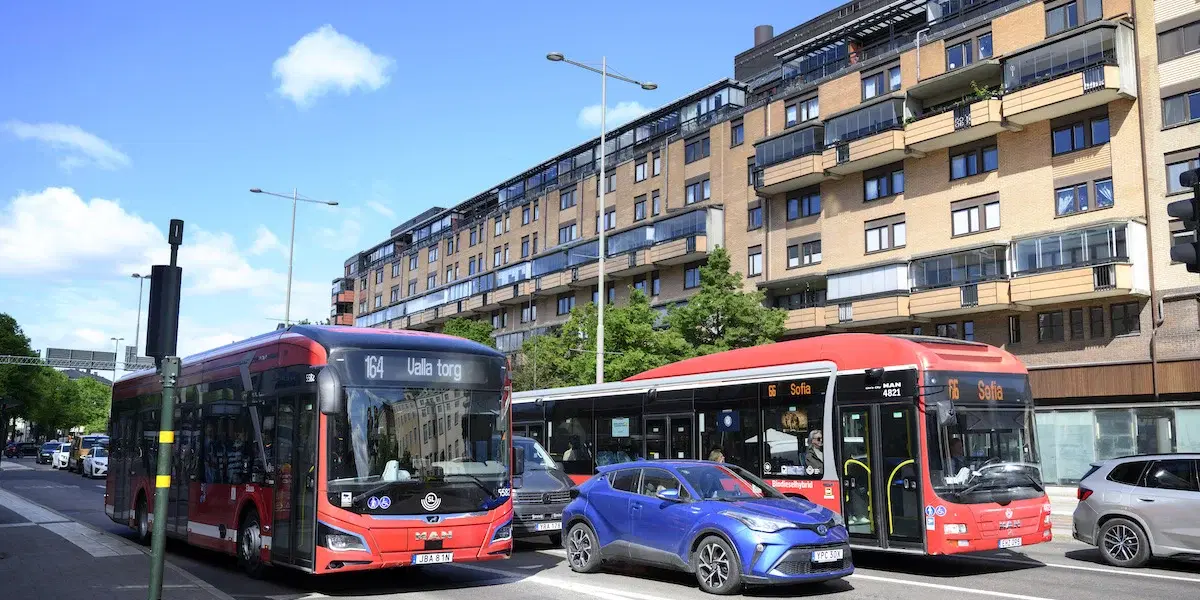SL-bussar vid Skanstull i Stockholm. Region Stockholm kommer halvera priset på sina månadskort, men trafikregionrådet hade önskat bättre framförhållning.